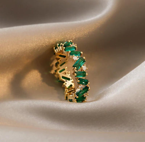 Emerald gold ring